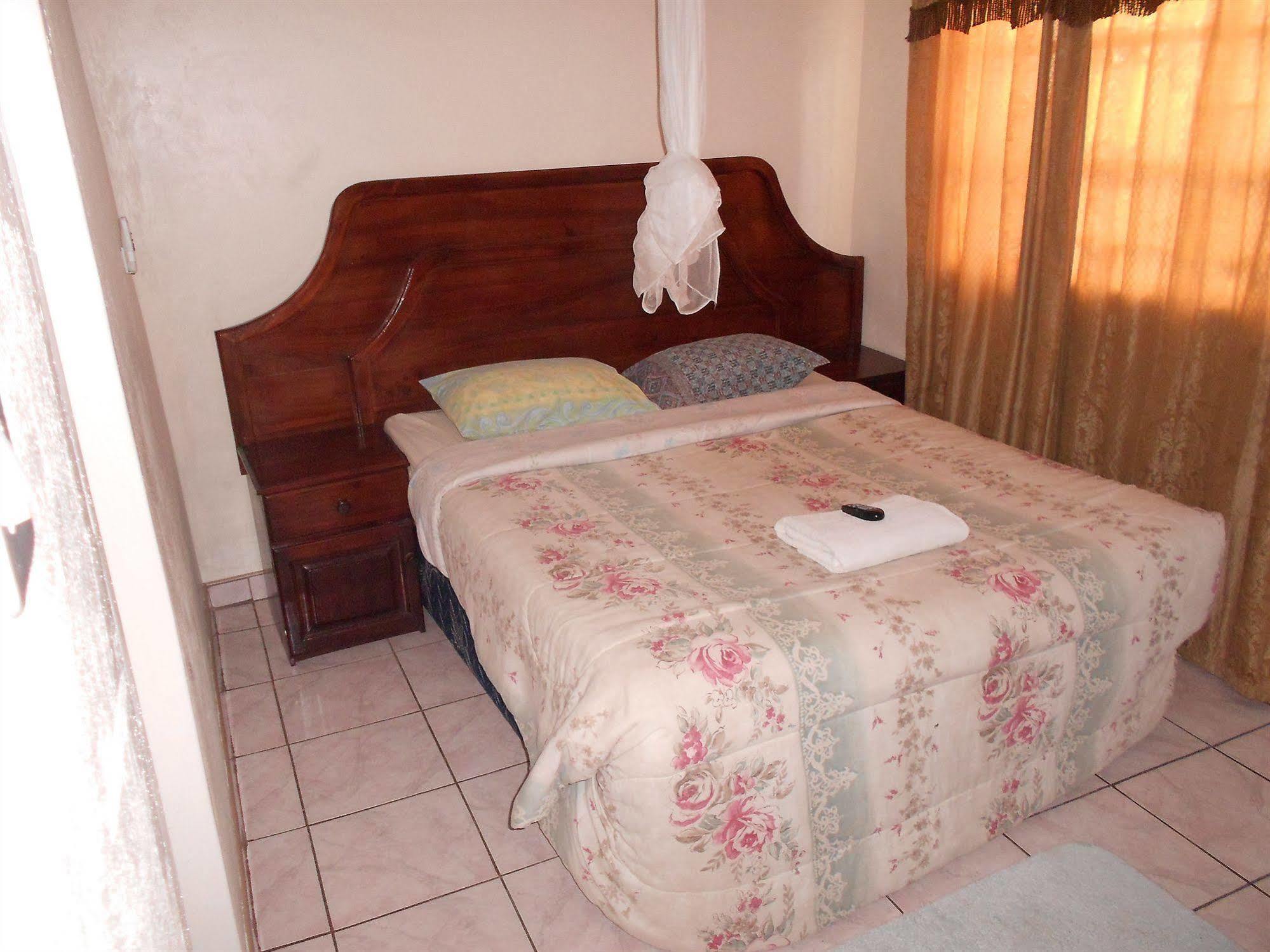 Comfort Corner Guesthouse ลิฟวิงสโตน ภายนอก รูปภาพ