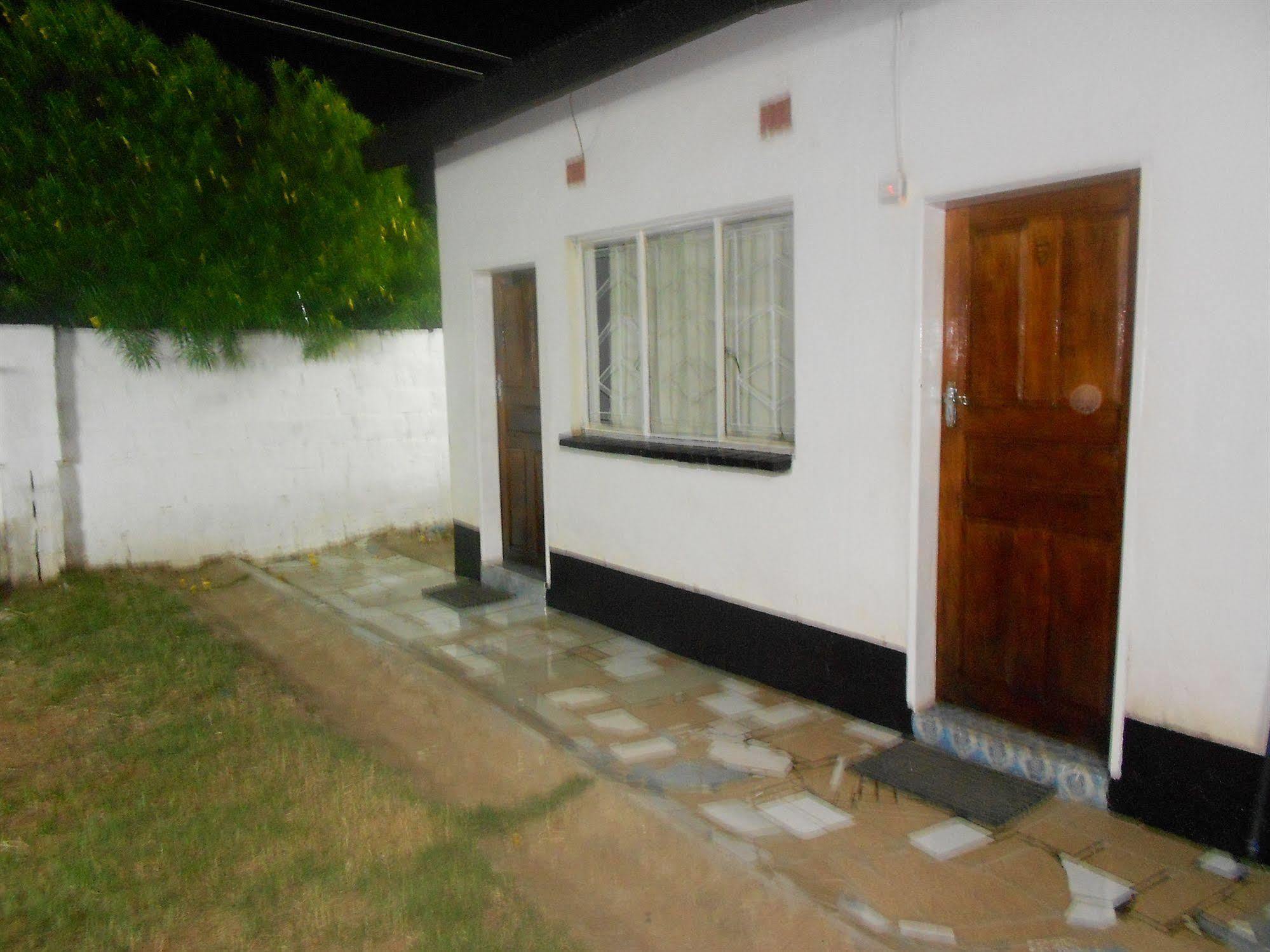 Comfort Corner Guesthouse ลิฟวิงสโตน ภายนอก รูปภาพ