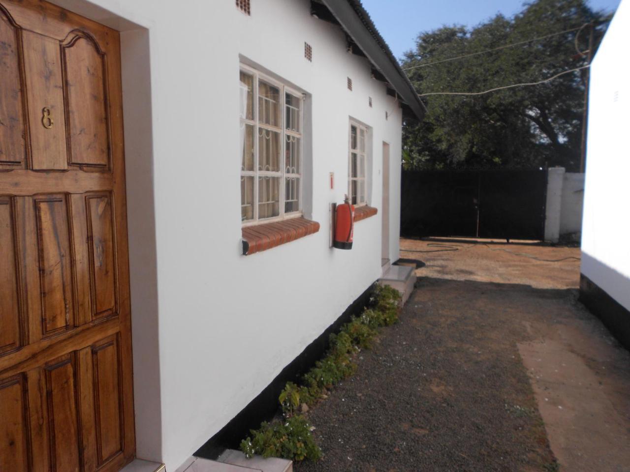 Comfort Corner Guesthouse ลิฟวิงสโตน ภายนอก รูปภาพ
