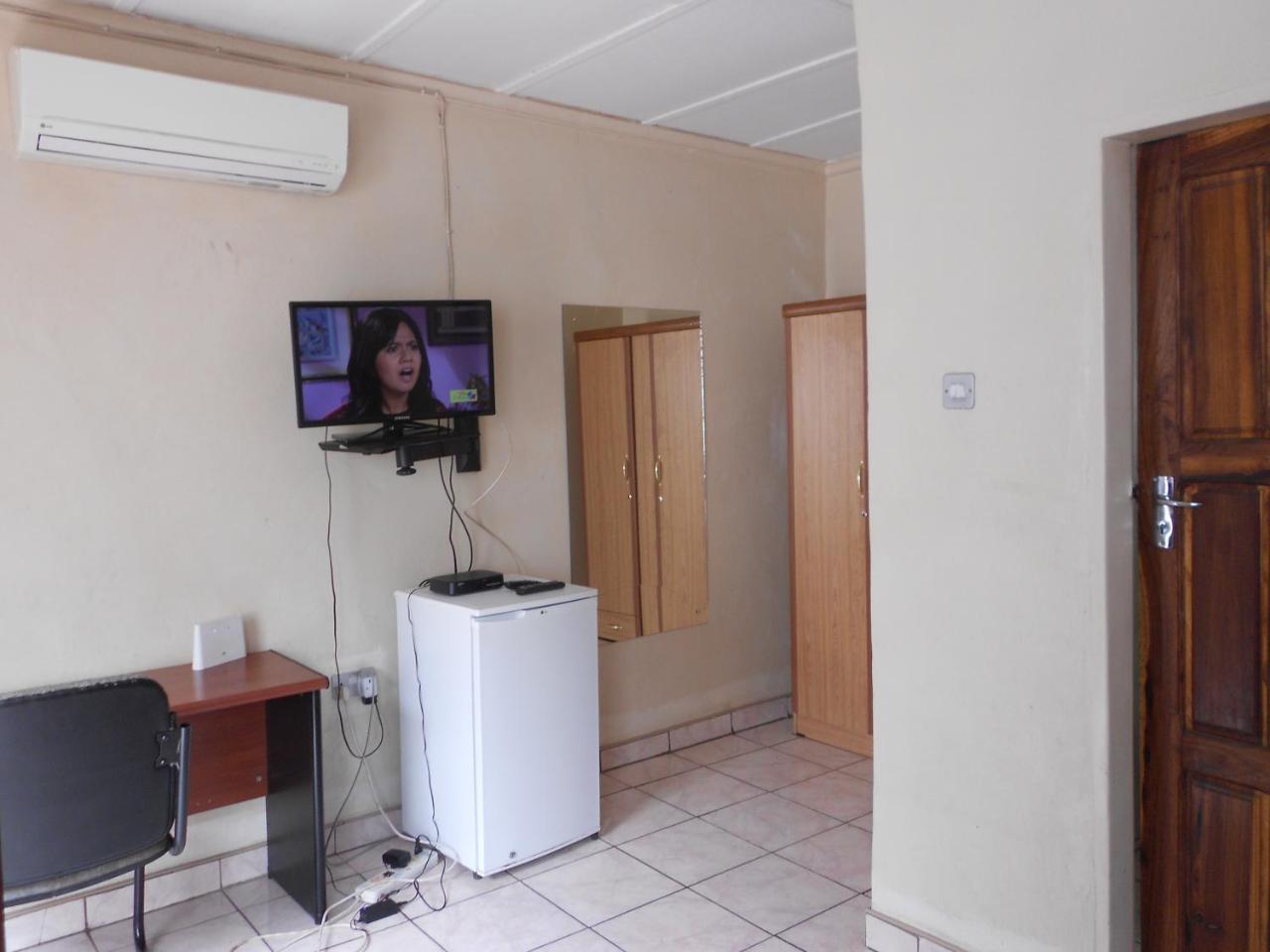 Comfort Corner Guesthouse ลิฟวิงสโตน ภายนอก รูปภาพ